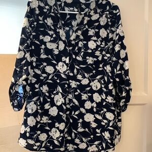 Women’s Floral Blouse Size: medium